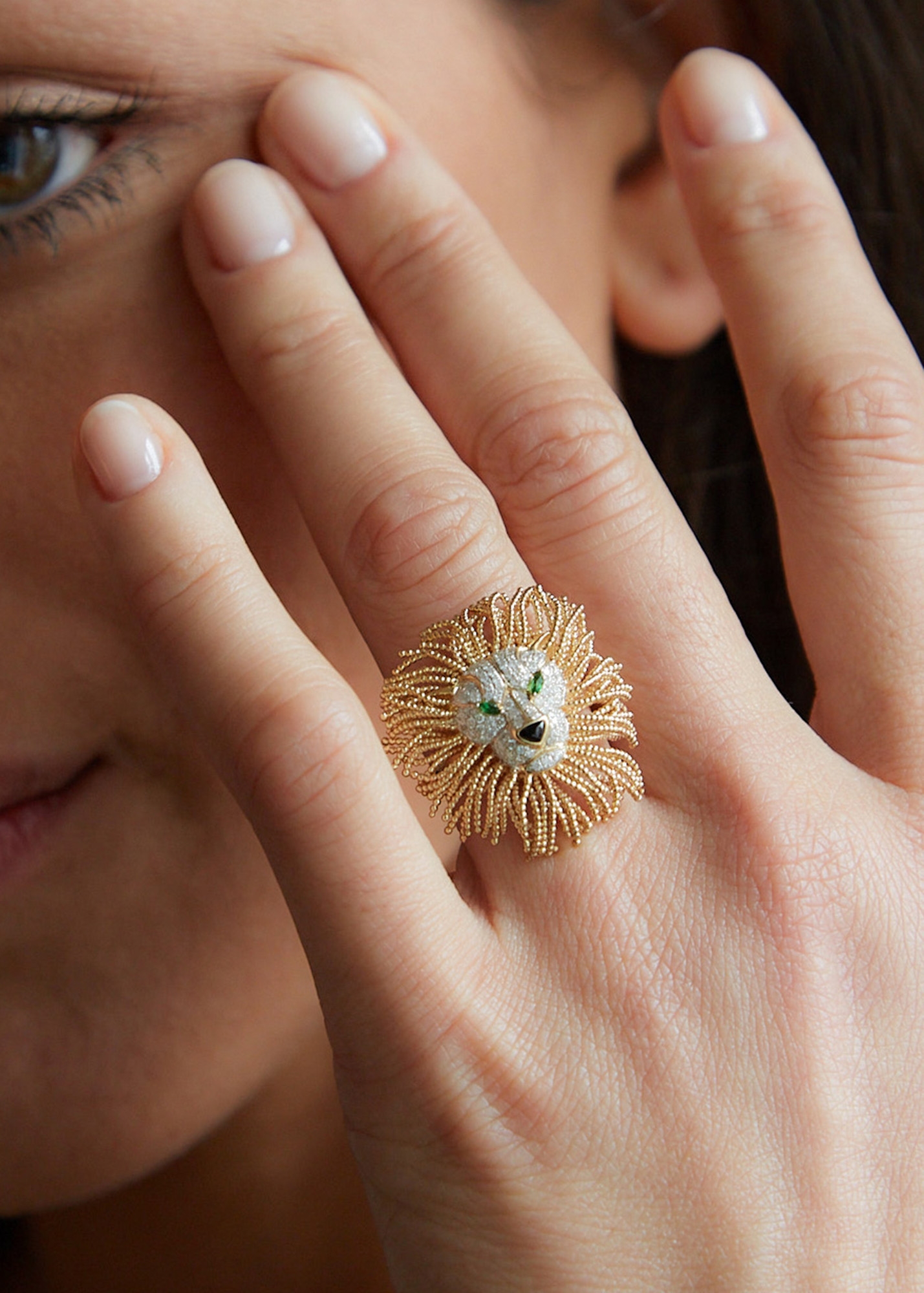 【YVONNE LEON】18-karat gold, sapphire and tsavorite ring YVONNE LÉON Baby Chevaliere 9-karat gold, sapphire and
