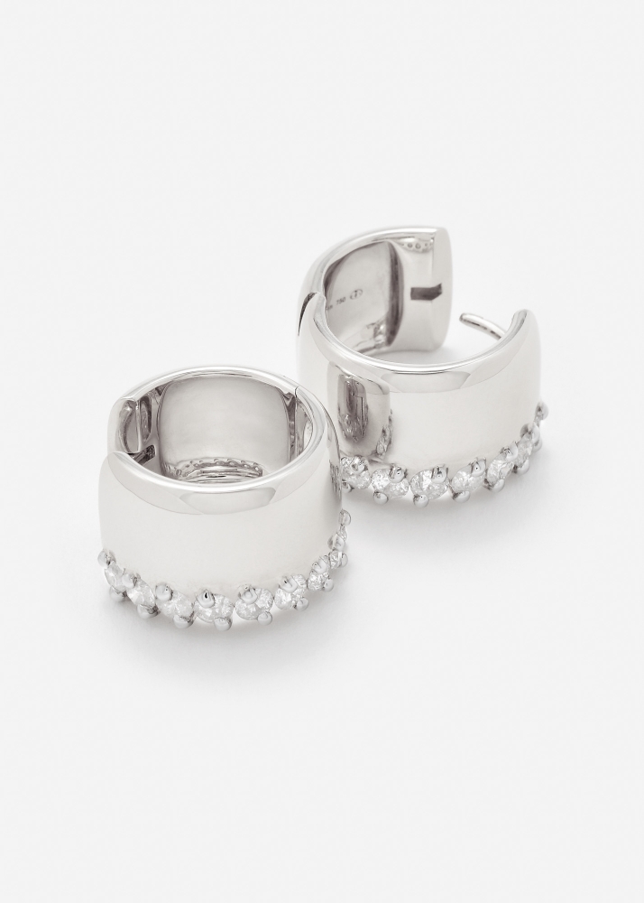 PAIRE DE BOUCLES D’OREILLE GRIGNOTÉES OR BLANC