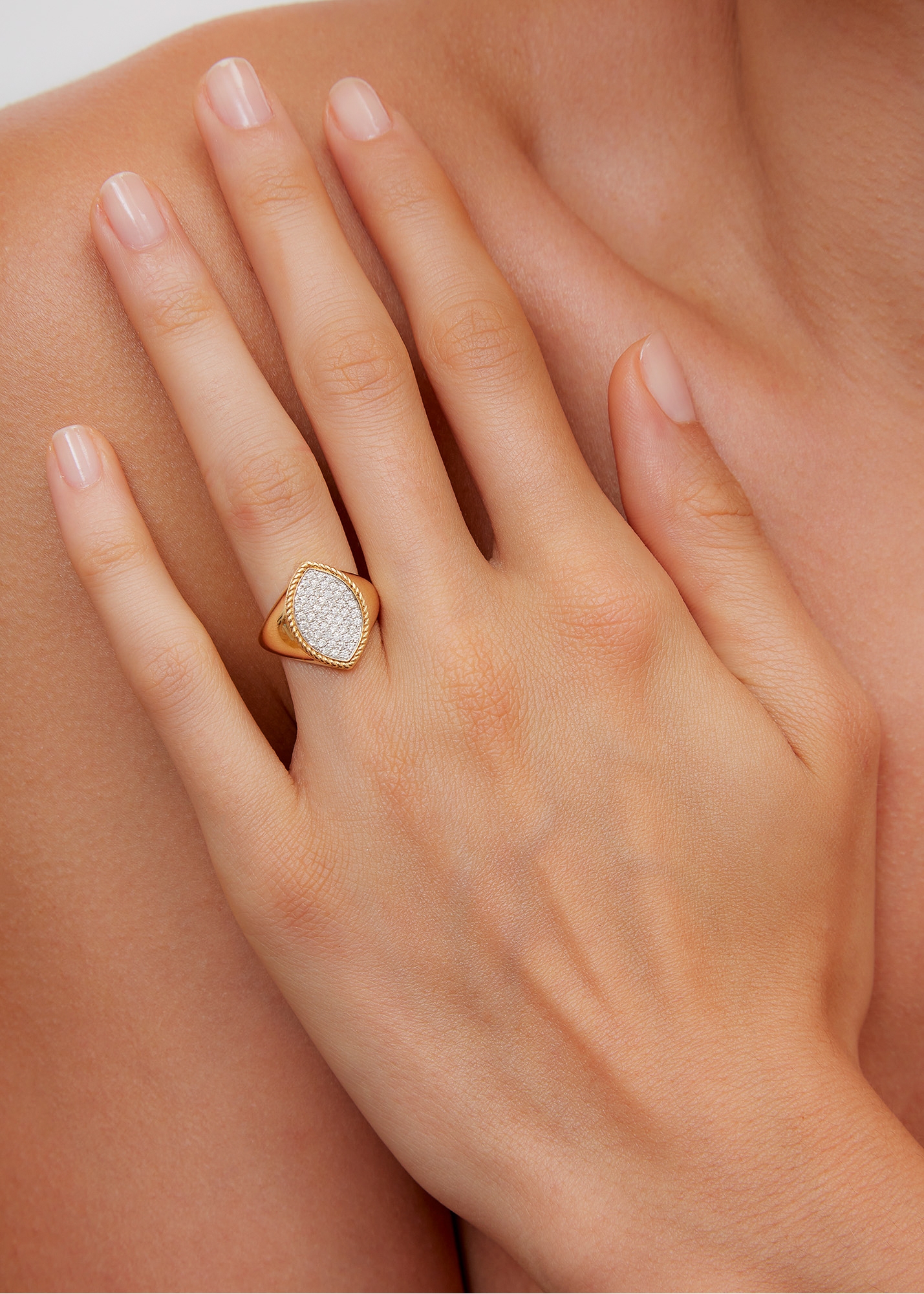 Signet Ring Marquise Diamonds and yellow gold Yvonne Léon