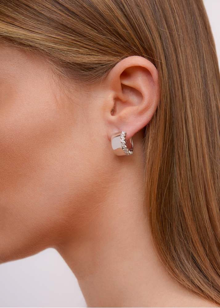 PAIRE DE BOUCLES D’OREILLE GRIGNOTÉES OR BLANC