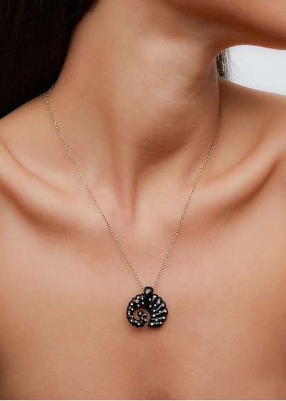 PENDENTIF ÉLÉPHANT COQUILLAGE ONYX OR JAUNE