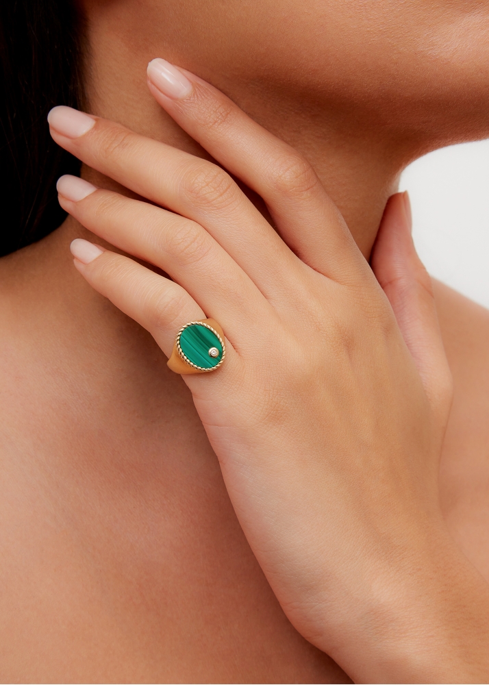 CHEVALIÈRE OVALE MALACHITE OR JAUNE