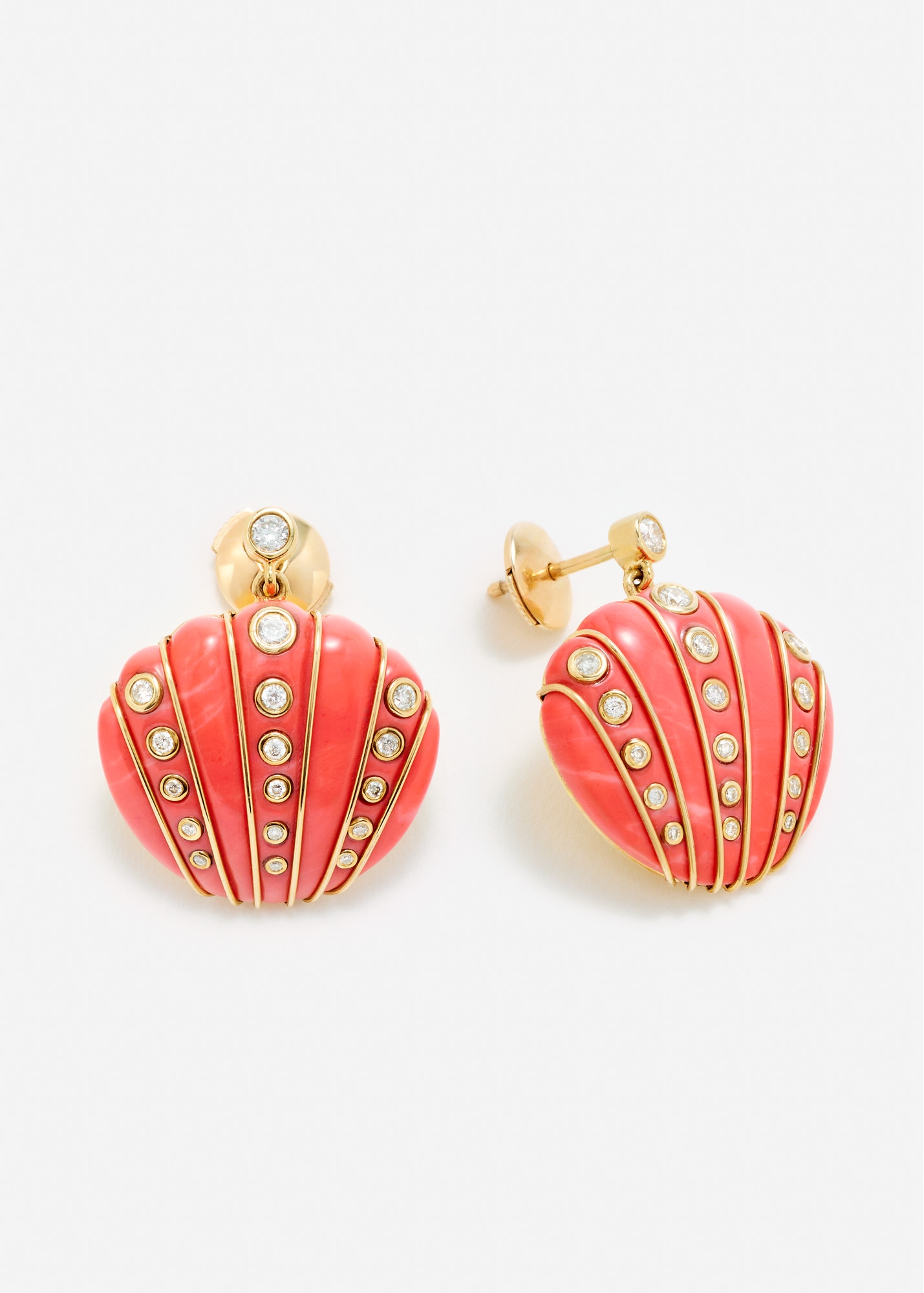 PAIRE DE BOUCLES D’OREILLE COQUILLAGE DIAMANTS CORAIL OR JAUNE