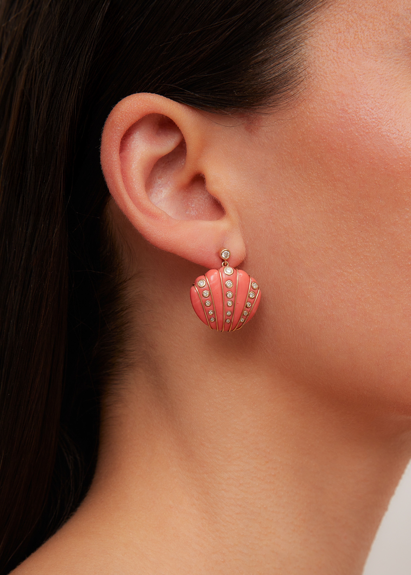 PAIRE DE BOUCLES D’OREILLE COQUILLAGE DIAMANTS CORAIL OR JAUNE