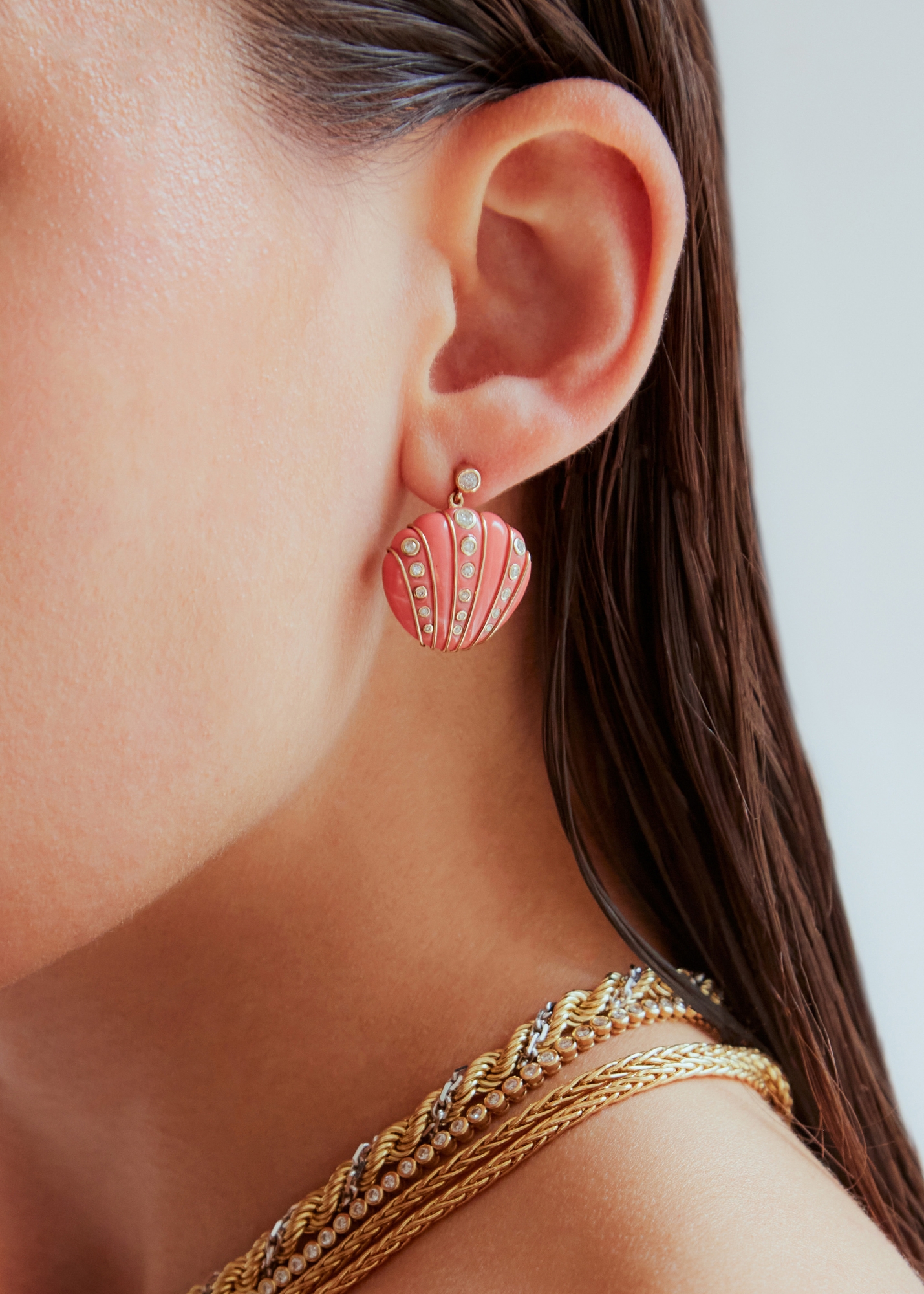 PAIRE DE BOUCLES D’OREILLE COQUILLAGE DIAMANTS CORAIL OR JAUNE