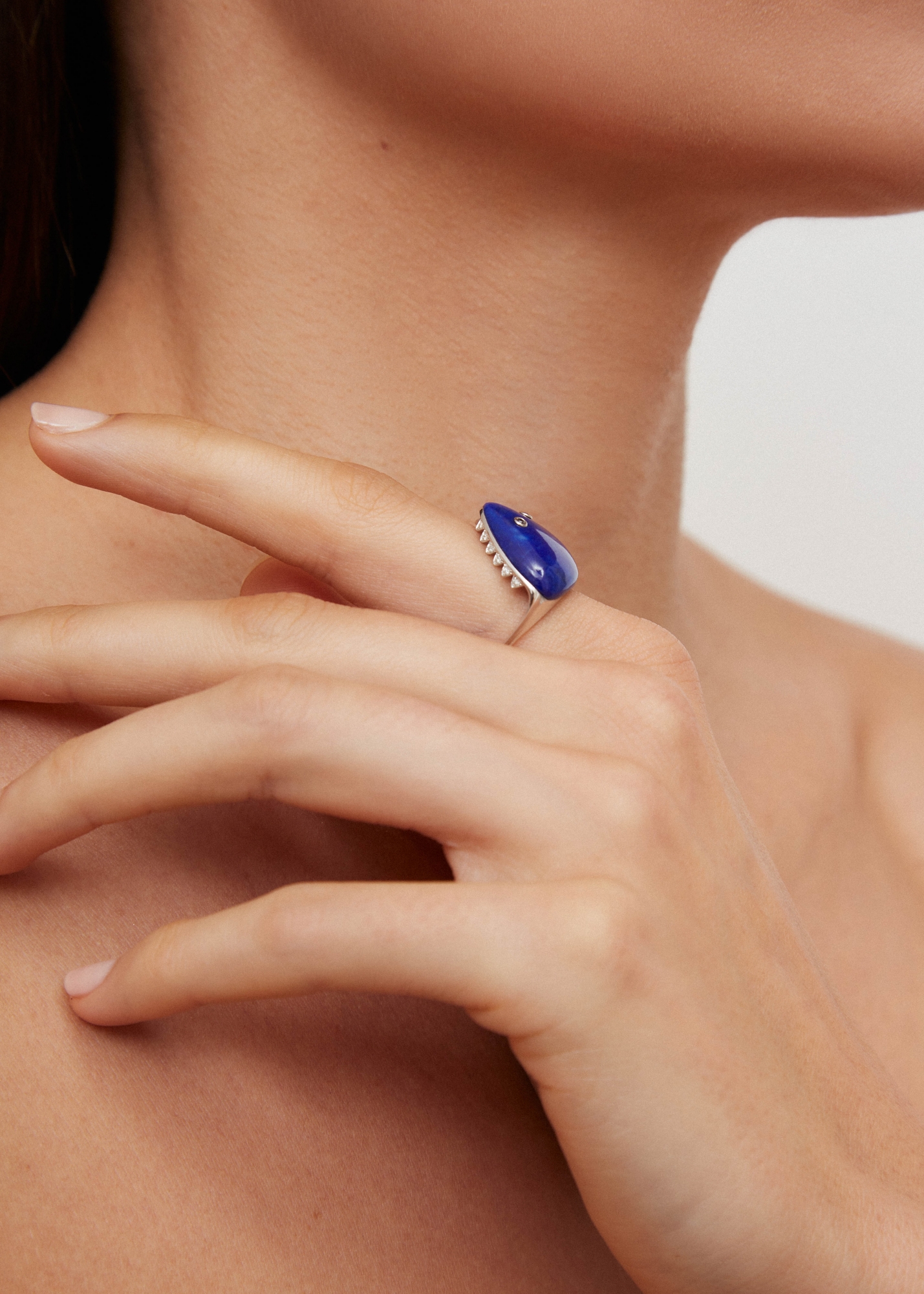 BAGUE REQUIN DENTÉE LAPIS LAZULI OR BLANC