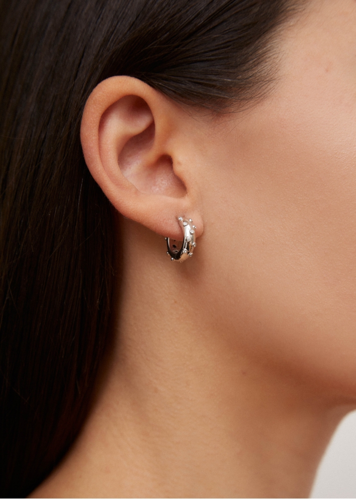 PAIRE DE CRÉOLES PLUMETIS OR BLANC