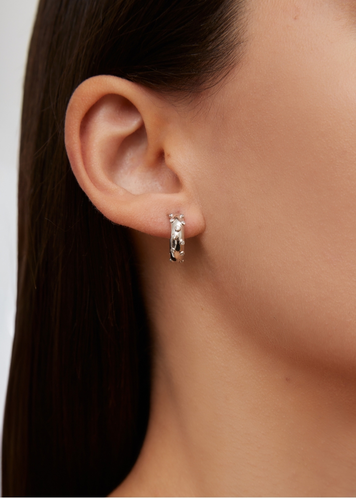 PAIRE DE CRÉOLES PLUMETIS OR BLANC