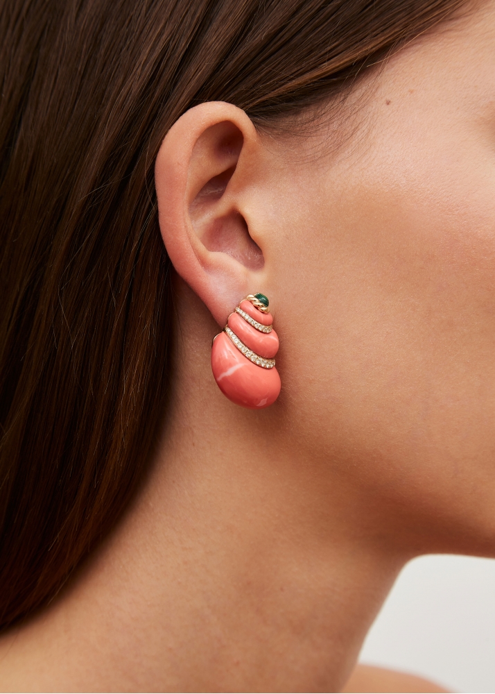 PAIRE DE BOUCLES D’OREILLE COQUILLAGE CORAIL OR JAUNE