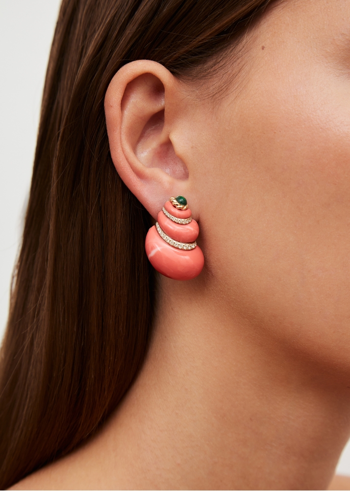 PAIRE DE BOUCLES D’OREILLE COQUILLAGE CORAIL OR JAUNE