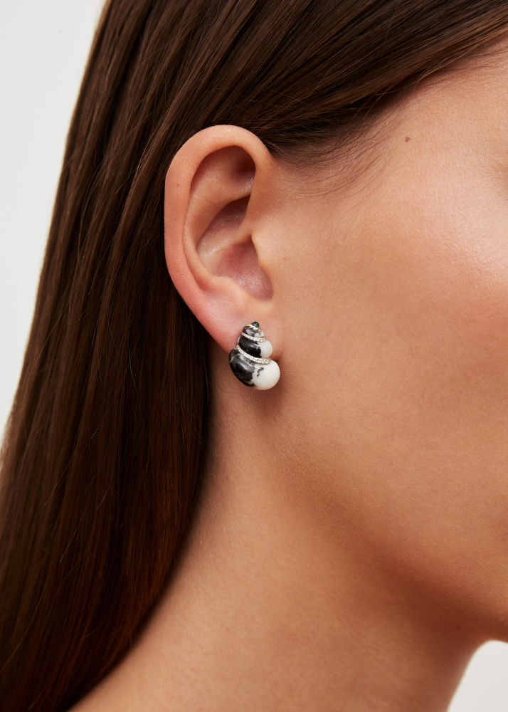 PAIRE DE MINI BOUCLES D’OREILLE COQUILLAGE ZÈBRE OR BLANC