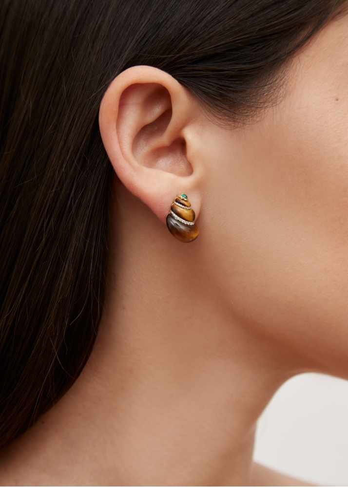 PAIRE DE MINI BOUCLES D’OREILLE COQUILLAGE OEIL DE TIGRE OR JAUNE