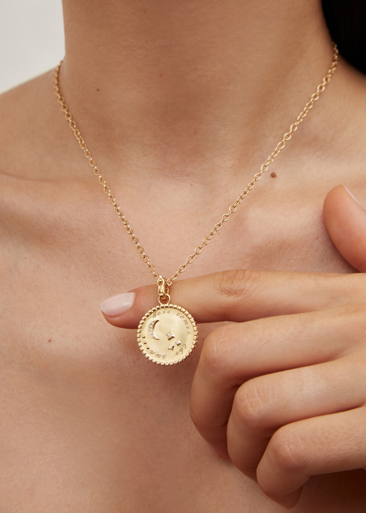 PENDENTIF MINI ROI SOLEIL OR JAUNE