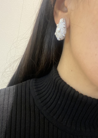 PAIRE DE BOUCLES D'OREILLE DINO DIAMANTS PERLES OR BLANC